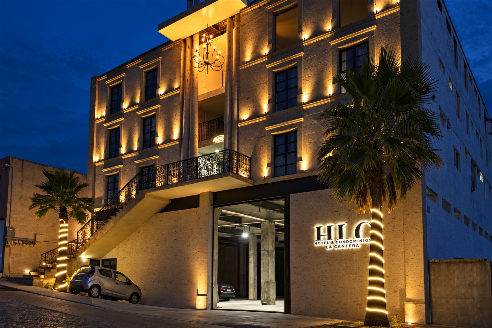 Fachada iluminada del Hotel La Cantera al anochecer